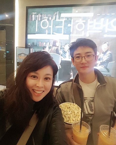 배우 홍지민(사진 왼쪽)이 남편과 영화관 데이트를 즐기면서 기념 사진을 찍고 있다.