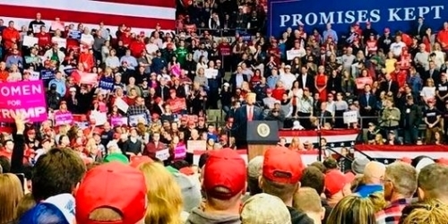 도널드 트럼프 미국 대통령이 지난 5일 미국 인디애나주에서 공화당 지지 연설을 하는 중이다. 사진=트럼프 트위터