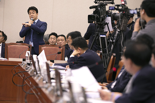 ⓒ시사IN 이명익 10월12일 외식 사업가 백종원 더본코리아 대표(서 있는 이)가 국회 국정감사에 참고인으로 출석해 의원들의 질의에 대답하고 있다.