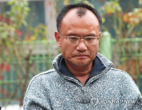 고개 숙인 양진호 회장 (수원=연합뉴스) 홍기원 기자 = 폭행과 강요, 마약류 관리에 관한 법률 위반 등의 혐의로 체포된 양진호 한국미래기술 회장이 7일 오후 경기도 수원시 경기남부지방경찰청으로 압송되고 있다. 2018.11.7 xanadu@yna.co.kr (끝)