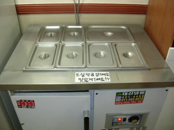 국일고시원은 밥·김치·국 등 7가지 반찬을 ‘뷔페식’으로 제공해왔다. 국일고시원의 반찬 냉장고 모습. /고시원넷