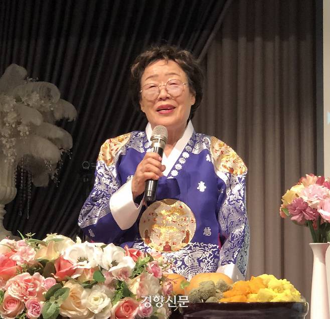 일본군 위안부 생존자인 이용수 할머니(90)의 90번째 생일을 기념한 축하행사가 9일 대구 한 호텔에서 열린 가운데, 이 할머니가 발언하고 있다.｜백경열 기자 merci@kyunghyang.com