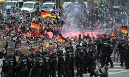 독일 극우단체가 주도하는 난민 반대 집회 참가자들이 경찰과 대치하고 있다. AP=뉴시스