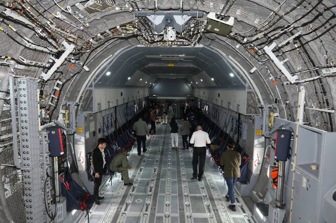 A400M 수송기는 C-130 계열에 비해 기내의 높이, 넓이 및 길이가 충분히 확보되어 CH-47 치누크 등의 대형헬기와 각종 장갑차의 수송도 가능하다 (사진=에어버스사)