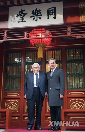 8일  베이징에서 만난 헨리 키신저 전 미국 국무장관(왼쪽)과 왕이 중국 외교부장(신화=연합뉴스)