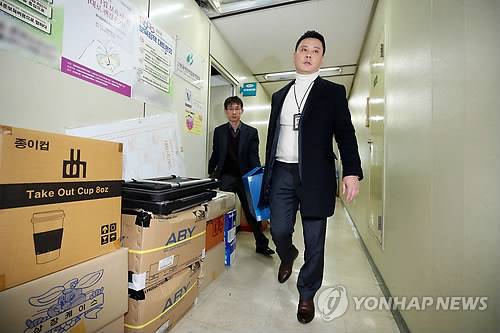 경찰, 한국어린이집 총연합회 압수수색 (서울=연합뉴스) 안정원 기자 = 13일 경찰이 국회의원 상대로 불법 후원금을 제공한 의혹을 받는 서울 마포구 한국어린이집 총연합회 사무실에 대한 압수수색을 마친 뒤 자료를 옮기고 있다. jeong@yna.co.kr (끝)