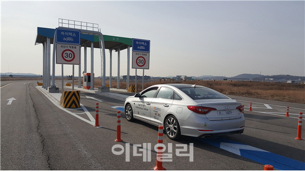 작년 11월 개방한 케이시티(K-City) 고속도로 구간에서 한국교통안전공단이 개발하고 있는 자율주행자동차가 하이패스 전용 톨게이트를 통과하는 테스트하고 있다. 한국교통안전공단 제공.