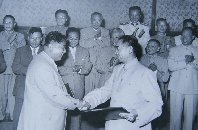 1961년 조약 체결 당시 김일성과 저우언라이
