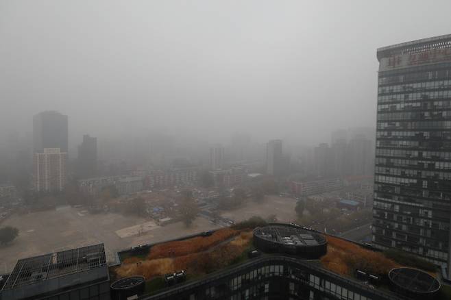 14일 베이징 시내 건물들이 심한 스모그에 가려져 있다. EPA/연합뉴스
