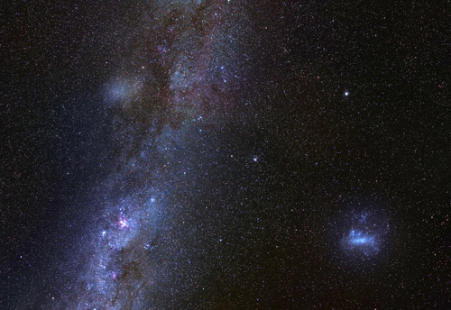 지구에서 관찰한 앤틀리아 2(왼쪽 상단)와 우리은하(왼쪽 하단). 오른쪽은 LMC. [출처: G.토레알바, V.벨로쿠로브]