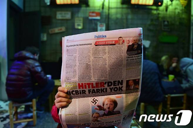 신문 읽는 모습. (자료사진) © AFP=뉴스1
