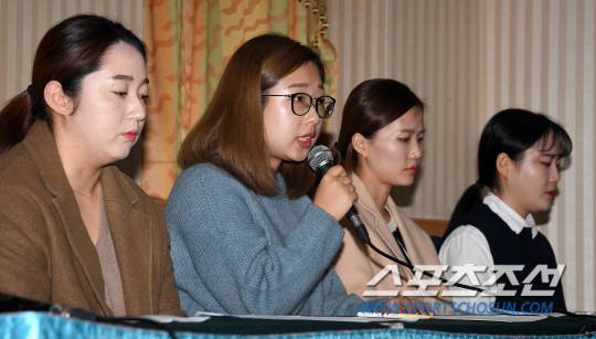 컬링 전 여자 국가 대표 팀 '팀킴'이 15일 오전 서울 송파구 올림픽파크텔에서 기자회견을 가졌다. 팀 킴은 지난 8일 김경두 전 대한컬링경기연맹 부회장과 김민정 경북체육회 감독, 장반석 감독을 포함한 지도자의 비인격적인 대우와 상금 배분 등의 문제를 제기했다. 기자회견문을 읽는 김선영의 모습. 허상욱 기자 wook@sportschosun.com/2018.11.15/