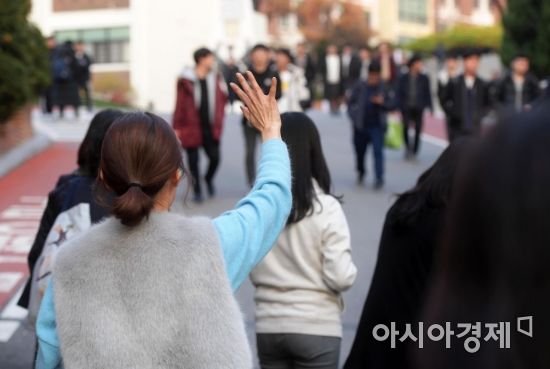 2019학년도 대학수학능력시험일인 15일 수험생 학부모가 서울 동성고등학교에 마련된 시험장 앞에서 자녀를 기다리고 있다. /문호남 기자 munonam@