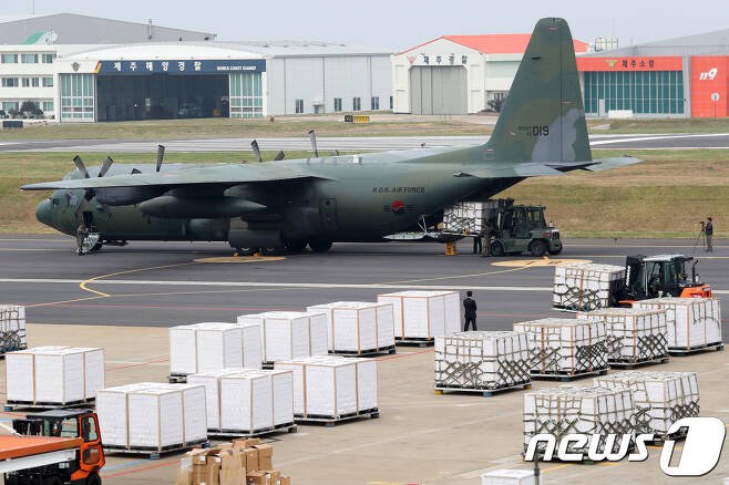 지난 11일 공군이 제주국제공항에서 북한에 보낼 제주 감귤을 군 수송기에 싣고 있다. .2018.11.11/뉴스1 © News1 이석형 기자