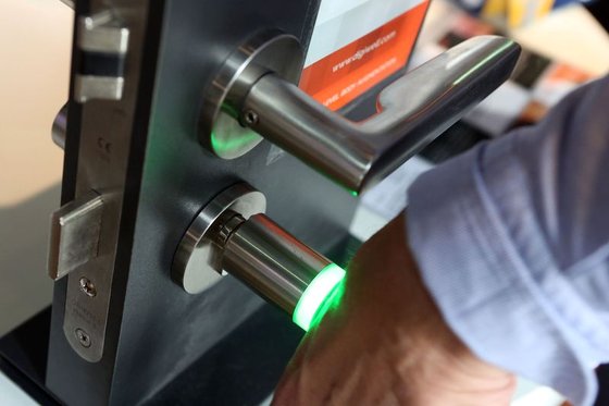 패트릭 크라머가 손 안에 이식한 마이크로칩으로 어떻게 문을 여는지 시연하고 있다. [AFP=연합뉴스]