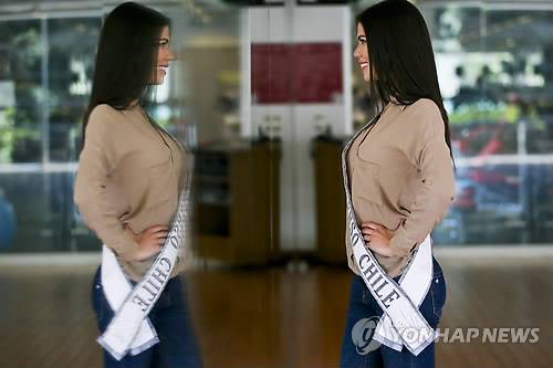 '이젠 칠레 대표로 미인대회 출전해요' (산티아고 AP=연합뉴스) 베네수엘라 미인대회 우승자인 안드레아 디아스가 지난 8일(현지시간) 칠레 산티아고에서 칠레 대표로 국제미인대회에 출전하기 위해 거울 앞에서 포즈 연습을 하고 있다. 베네수엘라 출신으로 극심한 식량난과 살인적 물가상승 등을 피해 3년 전 칠레로 건너 온 디아스는 오는 12월 태국에서 열리는 미스 유니버스 대회에 칠레 대표로 출전한다. ymarshal@yna.co.kr (끝)