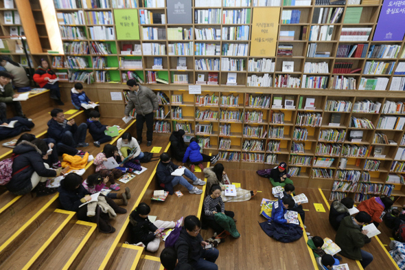 서울도서관에서 독서를 하고 있는 시민들. 한겨레 자료사진