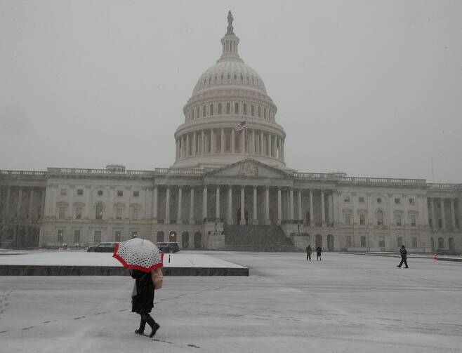 워싱턴 국회의사당앞에 눈이 내리고 있다. [AFP=연합뉴스]