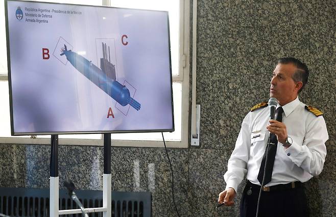 아르헨티나 엔리케 발비 해군 대위가 17 일 아르헨티나 부에노스 아이레스의 리버 타도 빌딩에서 열린 기자 회견에서 ARA 산후 안 잠수함 도면을 보여주며 설명하고 있다. [로이터=연합뉴스]