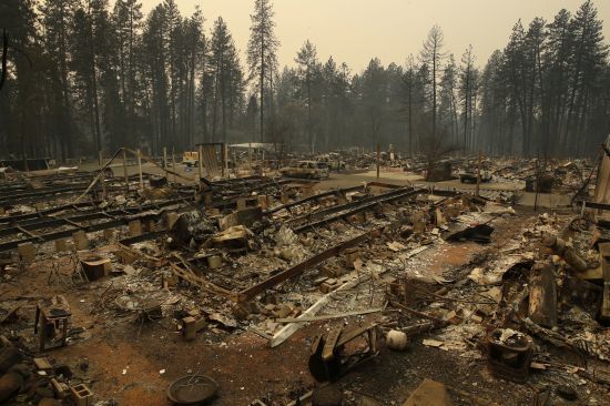 미국 캘리포니아주 패러다이스의 이동식 주택들이 12일(현지시간) 산불에 전소돼 재만 남아 있다. AP/뉴시스