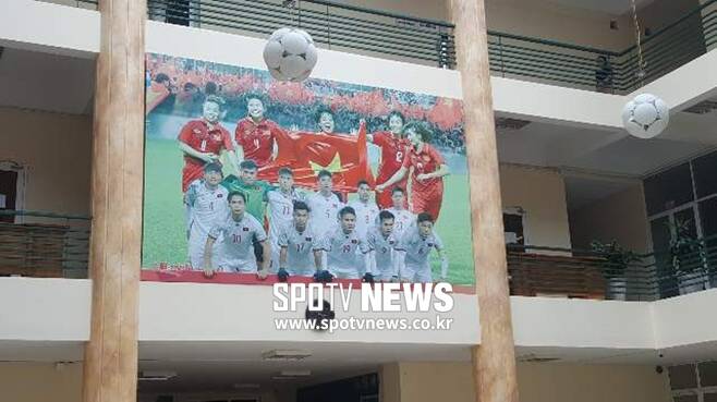 ▲ 베트남축구협회 로비에서는 남자 대표팀도 볼 수 있다. 박 감독 이후 변화된 점이다.