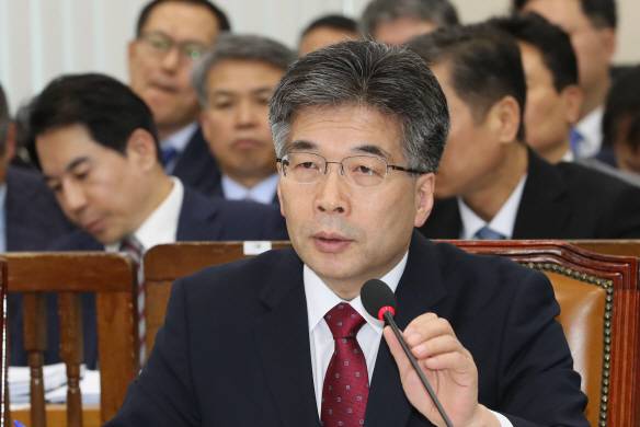 민갑룡 경찰청장이 지난달 29일 오전 국회에서 열린 행정안전위원회의 행정안전부 등 국정감사에서 의원 질의에 답변하고 있다. (사진=연합뉴스)