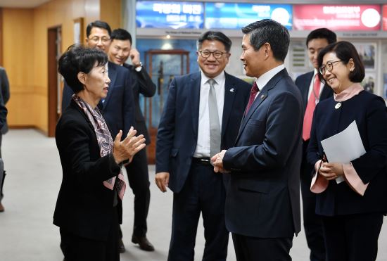 정경두 국방부 장관(오른쪽)이 19일 오후 서울 용산구 국방부 청사에서 최영애 국가인권위원장을 만나 인사를 나누고 있다. 국방부 제공