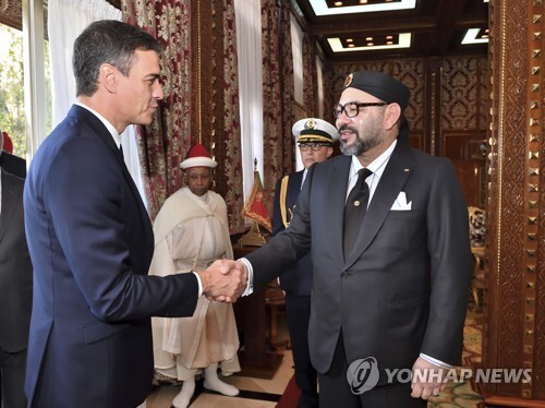 스페인 페드로 산체스(왼쪽) 총리가 19일(현지시간) 모로코 수도 라바트에서 모로코 국왕 모함마드 6세와 만나 인사를 나누고 있다. [AP=연합뉴스]