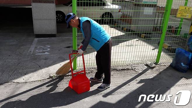 노인일자리 사업에 참여 중인 어르신. (광주북구청 제공)/뉴스1 © News1