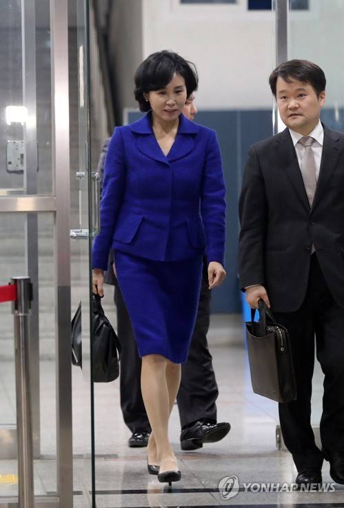 '혜경궁 김씨' 경찰 조사 마치고 귀가하는 김혜경씨 (수원=연합뉴스) 권준우 기자 = 이재명 경기지사의 부인 김혜경 씨가 2일 오후 '혜경궁 김씨' 트위터 계정의 소유주 논란과 관련 피고발인 신분 조사를 마친 뒤 경기도 수원시 경기남부지방경찰청을 빠져나가고 있다. 2018.11.2 stop@yna.co.kr (끝)