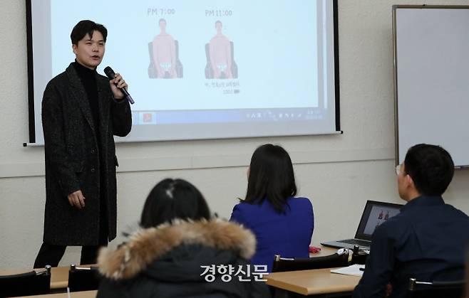 하완 작가가 20일 서울 중구 경향신문사에서 열린 11월 인생수업에서 ‘인생, 열심히 살지 않아도 돼’를 주제로 강의하고 있다. | 권도현 기자 lightroad@kyunghyang.com