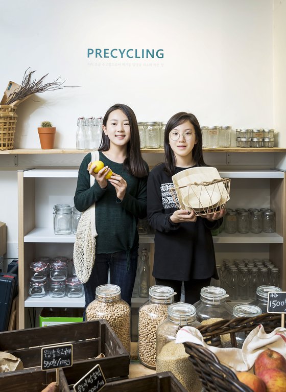 김신희 학생모델(왼쪽)과 김채린 학생기자가 쓰레기를 배출하지 않는 '제로-웨이스트'를 지향하는 그로서란트(식료품점과 식당의 합성어) '더 피커'를 방문했다.