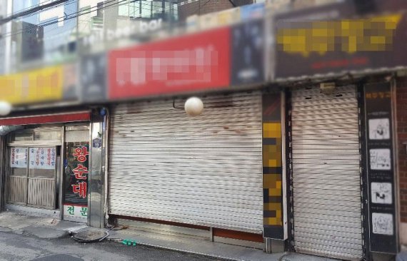 지난 25일 충무로 인근 가게들이 점심시간임에도 불구하고 가게 문을 닫고 있다. [사진=윤홍집 기자]
