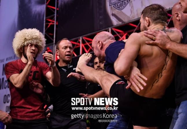 ▲ 지난달 6일(한국 시간) UFC 229 계체에서 난장판을 벌인 하빕 누르마고메도프(맨 왼쪽)와 코너 맥그리거(맨 오른쪽 등을 보이는 이)