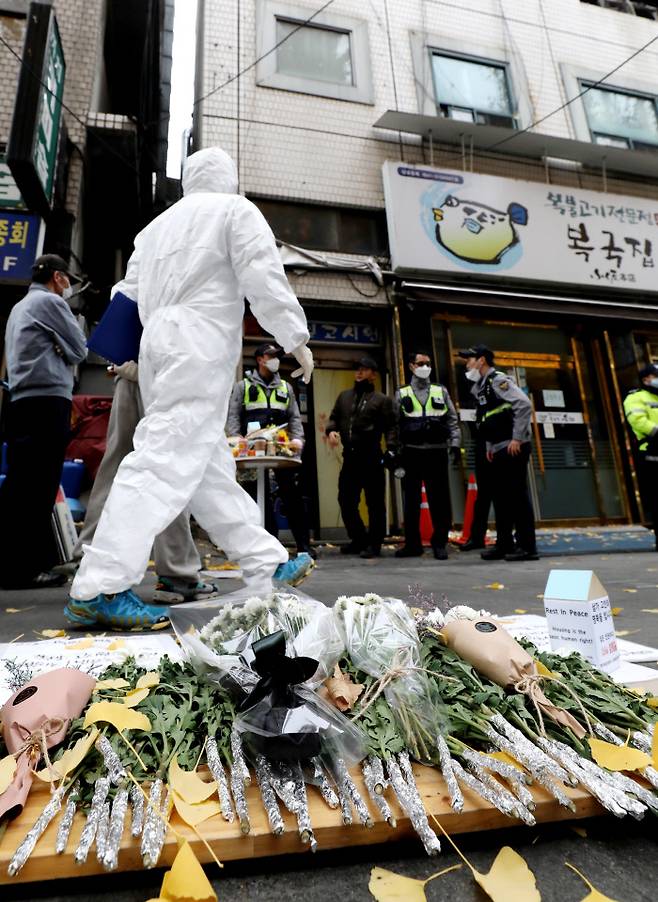 화재로 7명이 사망한 서울 종로구 국일고시원 앞에 지난 11일 시민들이 추모의 의미로 놓고 간 꽃과 글들이 쌓여 있다. 김기남 기자