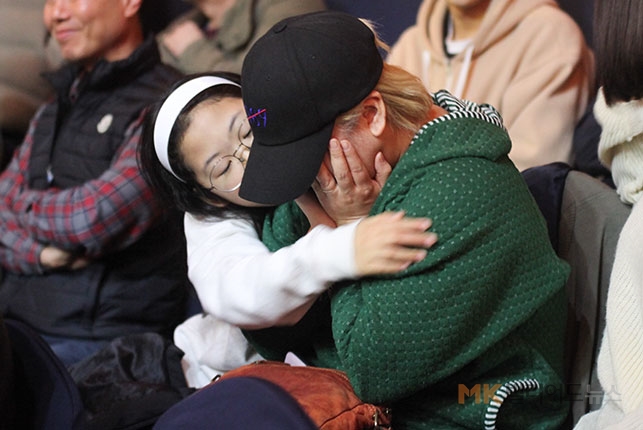 김봉철의 우승이 확정되자 관중석에서 기쁨의 눈물을 보이고 있는 김봉철의  아내와 딸.