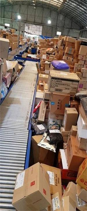 최근 택배노조의 파업으로 울산 남구의 CJ대한통운 서브터미널에 물품들이 잔뜩 쌓여 있다. 독자 제공