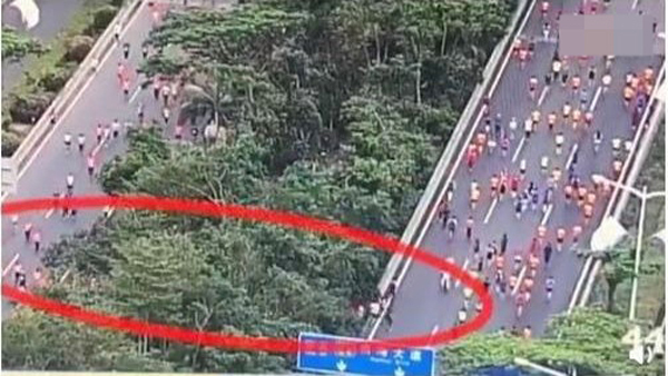 중국 선전시에서 열린 하프 마라톤 대회에 참가한 일부 참가자들이 반환점을 제대로 돌지 않고 도로 가운데 있는 덤불을 통과해 다음 코스로 넘어가고 있다.