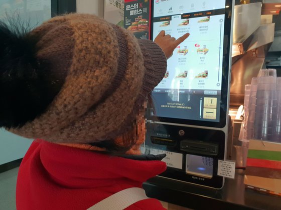 경기도 한 패스트푸드 전문점에서 60대 여성이 무인 주문·결제기로 음식을 주문하고 있다. 메뉴를 고르고 결제하는 데 5분 이상 걸렸다. 이에스더 기자
