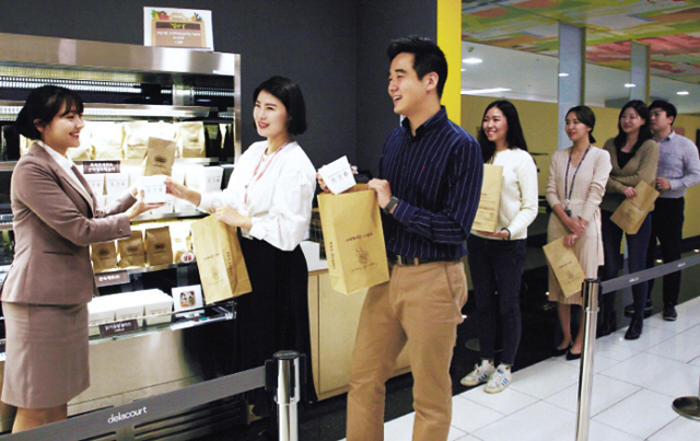 ‘삼성 디지털시티’ 사내식당에서 임직원들이 테이크아웃 음식이 담긴 재생종이 봉투를 들고 있다.