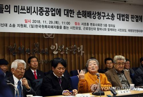 끔찍한 날들에 대한 증언 (서울=연합뉴스) 진성철 기자 = 일제강제동원 피해자들의 미쓰비시중공업에 대한 손해배상청구소송 대법원 판결에서 승소한 피해자 김성주 씨(가운데)가 지난 29일 서울 서초구 서울변호사회관에서 열린 기자회견에서 징용 당시 생활과 귀국 후 받았던 오해 등에 대해 증언하고 있다. 왼쪽 부터 나고야 미쓰비시 조선여자근로정신대 소송 지원회 다카하시 마코토 씨, 이상갑 변호사, 김성주 씨, 고 박창환씨의 아들 재훈 씨. 2018.11.29 zjin@yna.co.kr (끝)