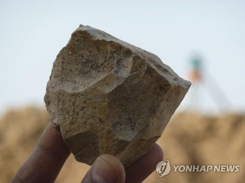 알제리 앵 부셰리 석기시대 유적지서 발굴된 초기 올두바이 초기 석기 [AFP=연합뉴스]