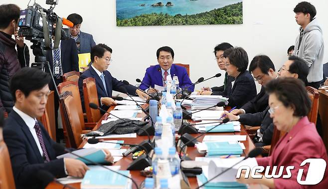 안상수 위원장이 30일 오후 서울 여의도 국회에서 열린 예산결산특별위원회 예산안 등 조정소위원회를 주재하고 있다. 2018.11.30/뉴스1 © News1 임세영 기자