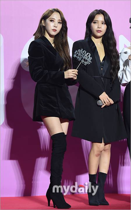 ▲ 마마무 문별·솔라 '블랙으로 시크함 과시'