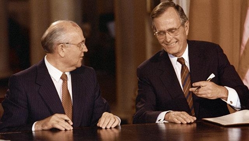 미-소 양자 협정에 서명하는 고르바초프(왼쪽)와 부시 대통령 [리아노보스티=연합뉴스]