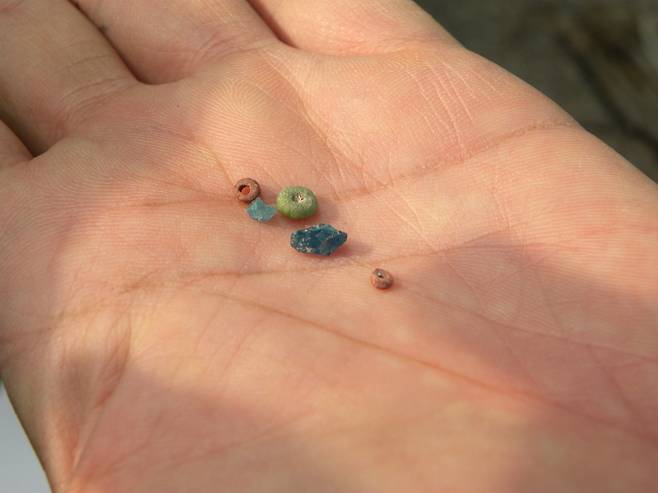 2015년 1월 오크에오 유리구슬 공방 유적지에서 한국 답사단이 찾은 유리구슬. 베트남 당국의 허가를 얻어 한국으로 가져온 뒤 화학적 분석 결과 한반도에서 출토된 것과 성분이 같음을 알아냈다. 권오영 교수 제공