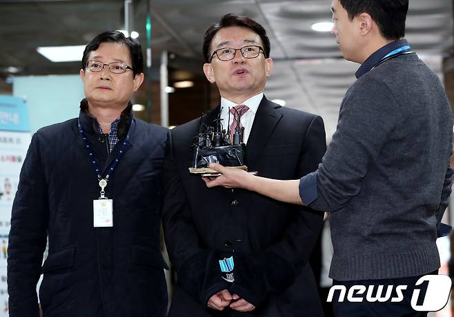 세월호 참사 당시 유가족에 대한 불법 사찰을 지시한 혐의를 받는 이재수 전 국군기무사령부 사령관이 3일 오전 서초동 서울중앙지방법원으로 구속 전 피의자심문(영장실질심사)을 받기 위해 도착, 취재진의 질문에 답하고 있다. 2018.12.3/뉴스1 © News1 박정호 기자
