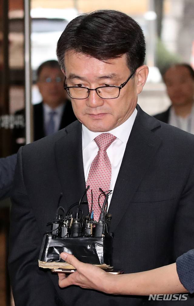 【서울=뉴시스】김선웅 기자 = 세월호 참사 유족을 불법 사찰한 혐의를 받는 이재수 전 기무사령관이 3일 오전 서울 서초구 서울중앙지법에서 열린 영장실질심사(구속 전 피의자 심문)에 출석하고 있다. 2018.12.03.mangusta@newsis.com
