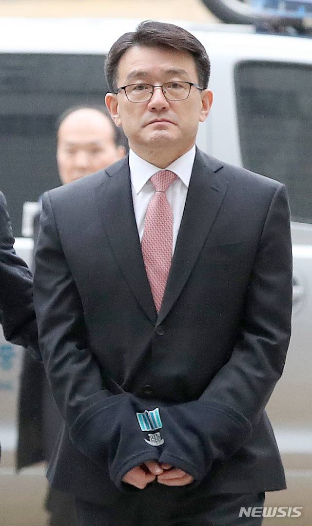 【서울=뉴시스】김선웅 기자 = 세월호 참사 유족을 불법 사찰한 혐의를 받는 이재수 전 기무사령관이 3일 오전 서울 서초구 서울중앙지법에서 열린 영장실질심사(구속 전 피의자 심문)에 출석하고 있다. 2018.12.03.mangusta@newsis.com