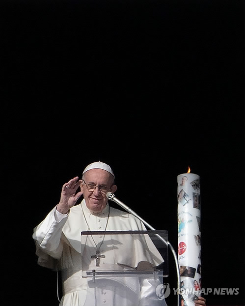 시리아 어린이 위해  촛불 밝힌 프란치스코 교황 (로마 AFP=연합뉴스) 프란치스코 교황이 2일(현지시간) 바티칸 성베드로광장에서 열린 일요 삼종기도에서 시리아 어린이들의 얼굴로 꾸며진 대형 양초에 불을 붙인 후 손을 흔들고 있다. 교황은 "이 희망의 불꽃이 전쟁의 그림자를 몰아내고, 전 세계의 분쟁과 갈등으로 희생된 모든 이들에게 도달하길 기원한다"고 밝혔다.    ymarshal@yna.co.kr  (끝)